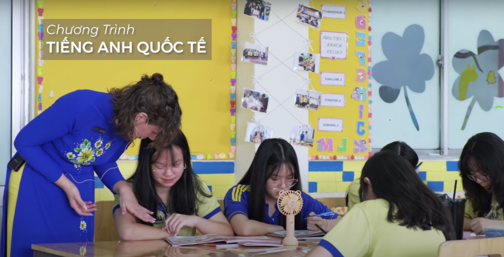 học sinh lớp chuyên Anh